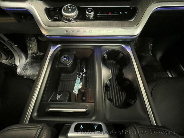 2025 Ford Expedition Platinum 4x4 (C15594)