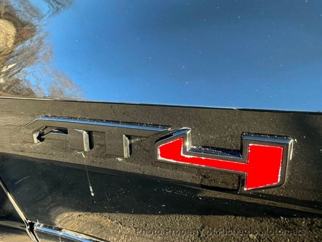 2023 GMC Canyon 4WD Crew Cab AT4 (C15750)