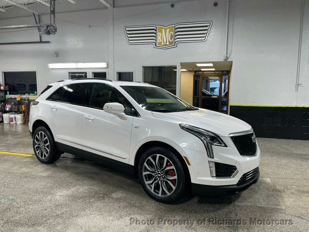 2023 Cadillac XT5 AWD 4dr Sport (C15735) - Image 2