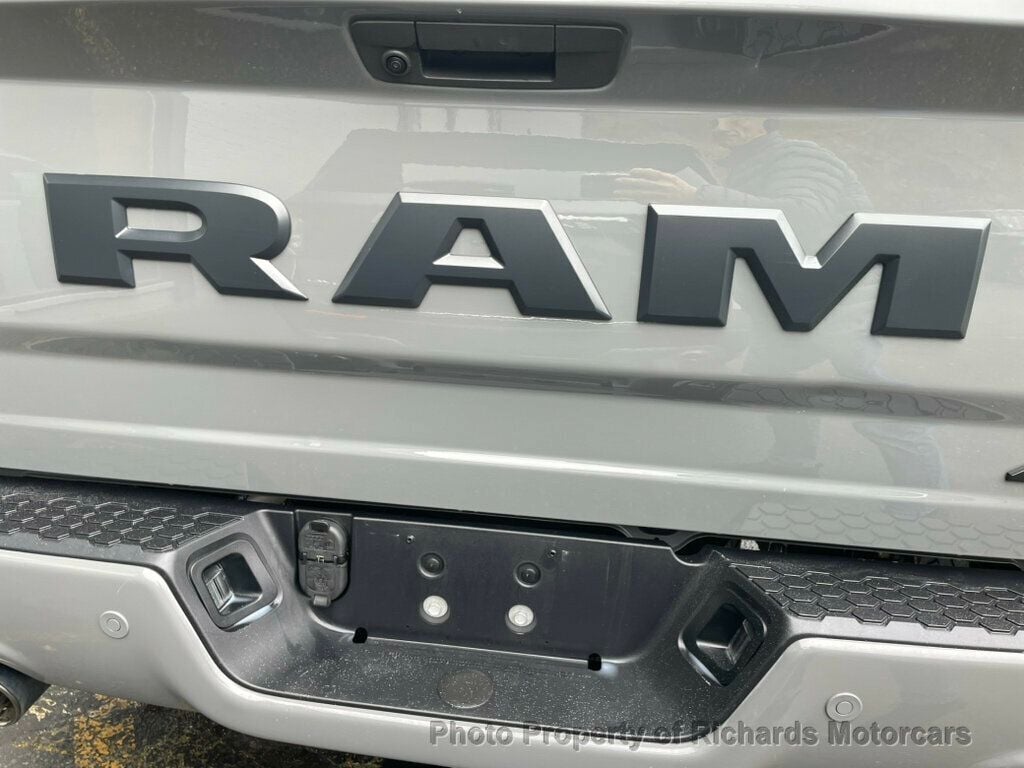 2022 Ram 1500 Classic Express 4x4 Crew Cab 5'7" Box (C15889) - Image 9