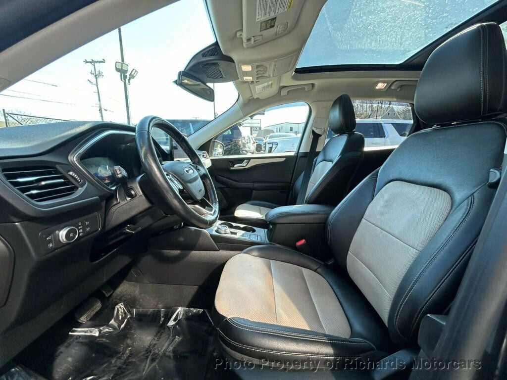 2022 Ford Escape Titanium Hybrid AWD (C15858) - Image 11
