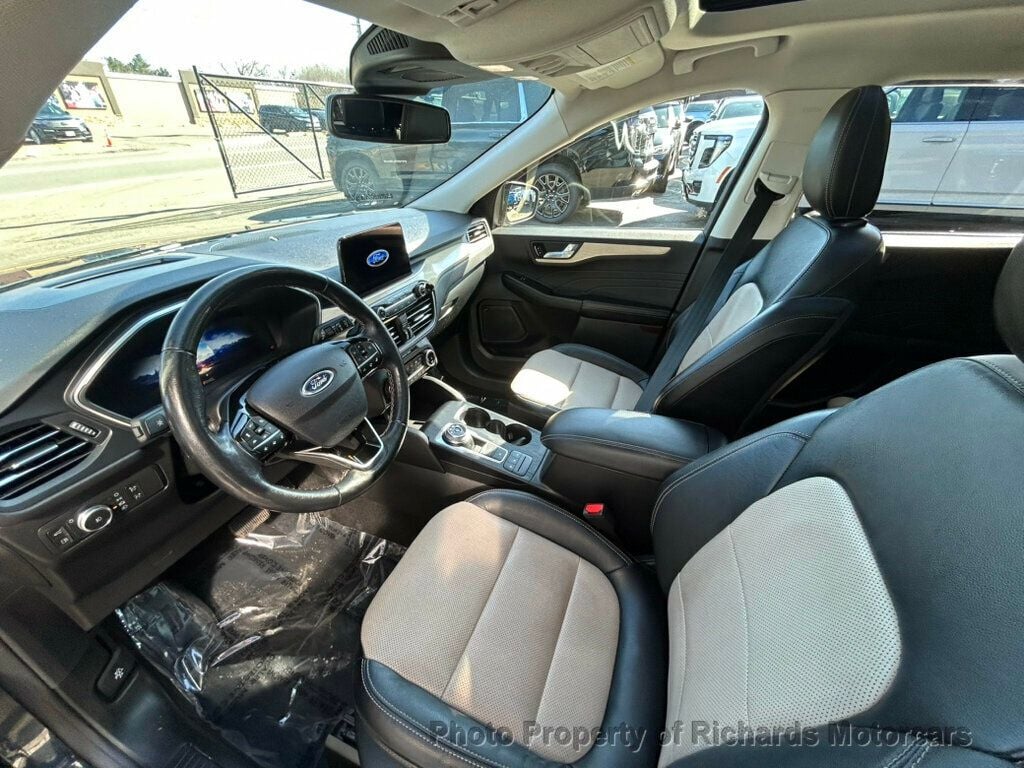 2022 Ford Escape Titanium Hybrid AWD (C15858) - Image 12