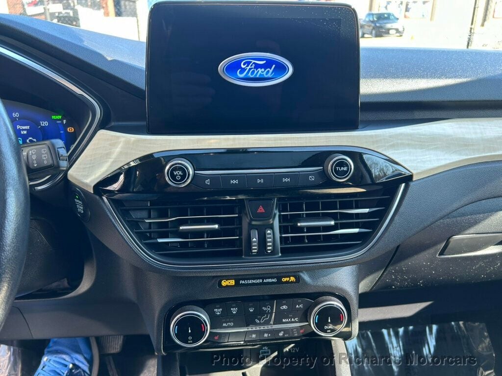 2022 Ford Escape Titanium Hybrid AWD (C15858) - Image 13