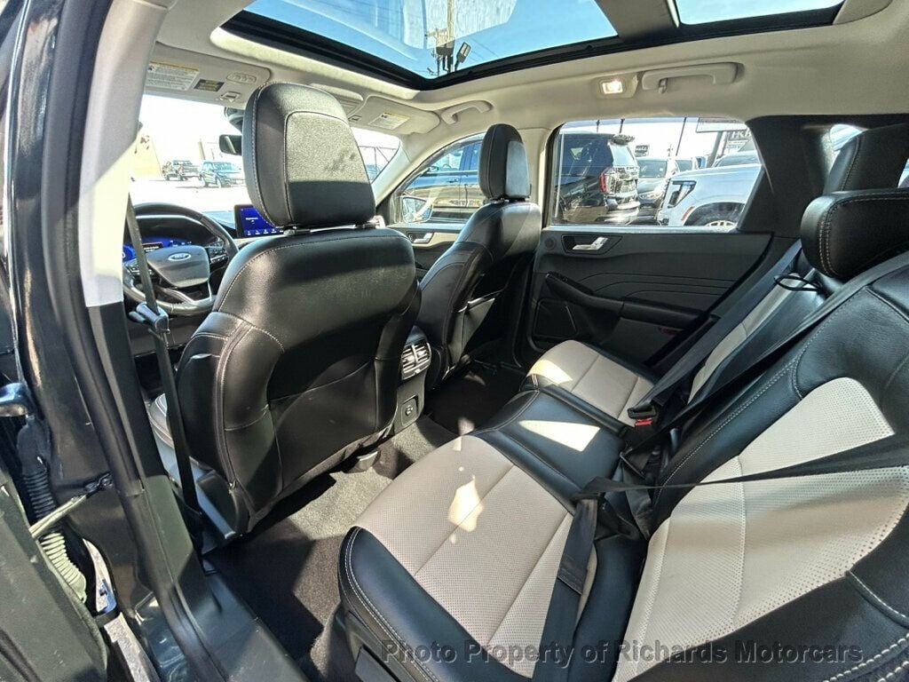 2022 Ford Escape Titanium Hybrid AWD (C15858) - Image 17