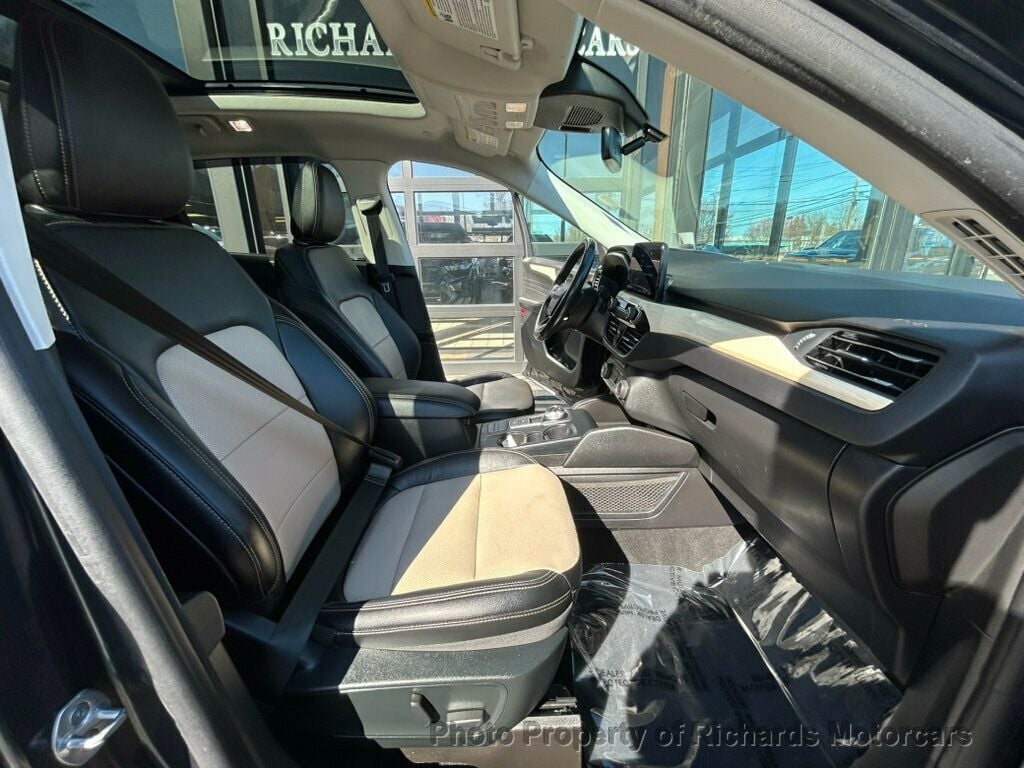2022 Ford Escape Titanium Hybrid AWD (C15858) - Image 22