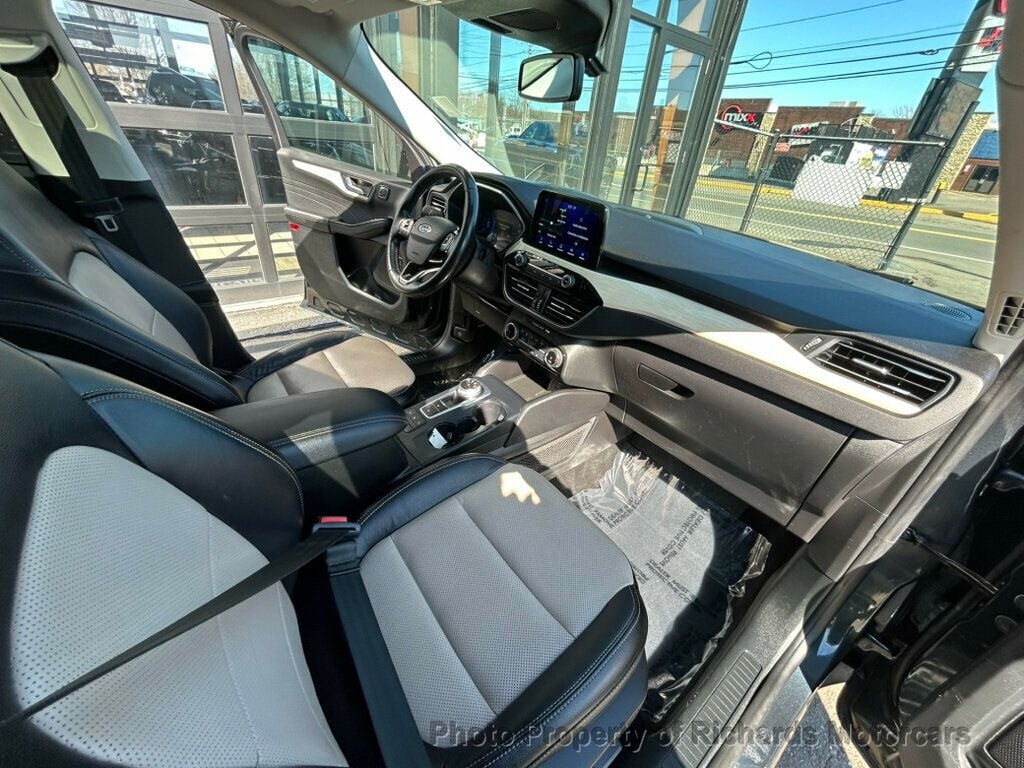 2022 Ford Escape Titanium Hybrid AWD (C15858) - Image 23