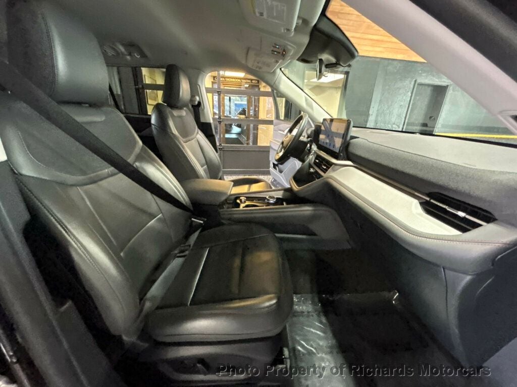 2025 Ford Explorer Active 4WD (C16078) - Image 23